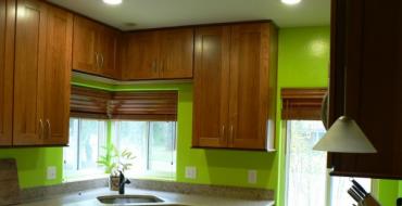 Lysegrønt kjøkken i interiøret + foto
